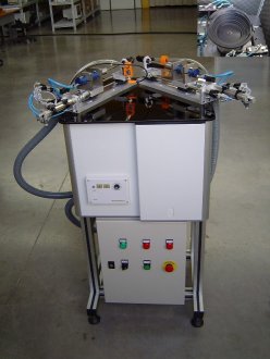 Alimentador de parafusos com duas saídas e duas unidades de parafusamento